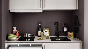 Wasserkocher mit Kaffee-/Teezubehör, Kühlschrank, Mikrowelle, Ofen