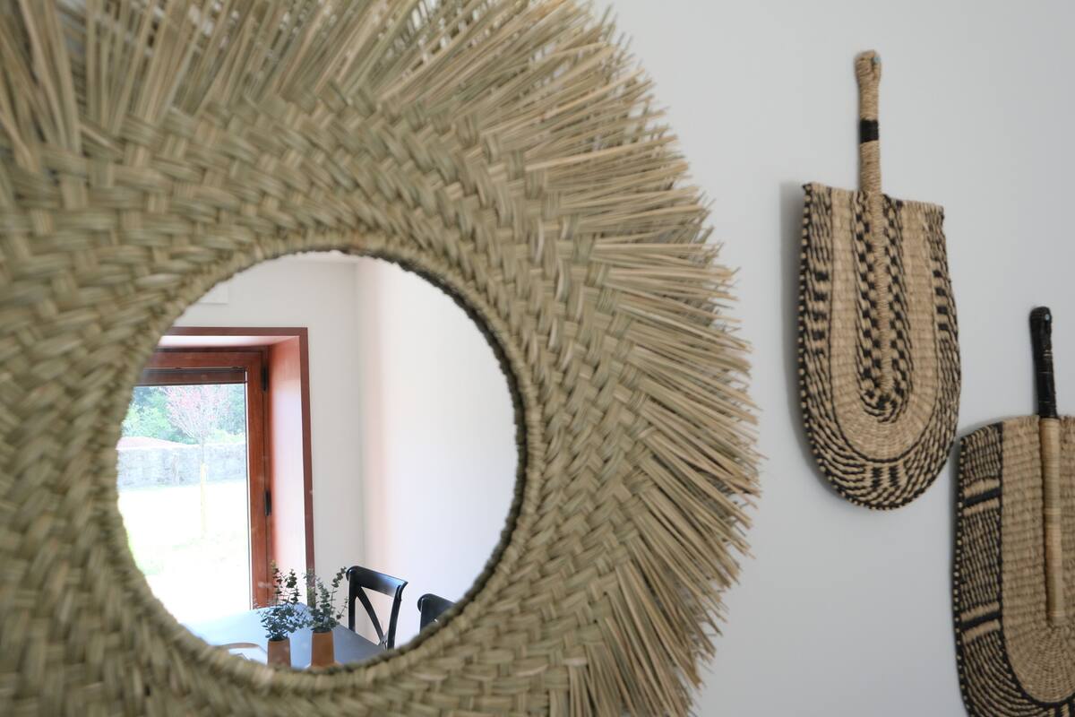 Un cesto intrecciato, un tappetino intrecciato e un pannello decorativo intrecciato.