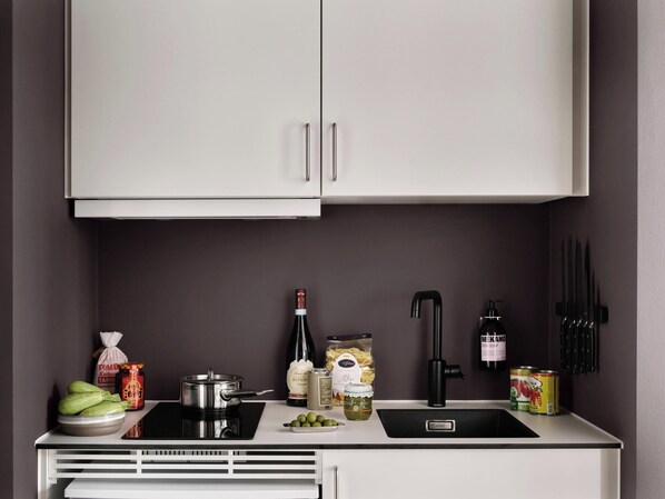 Réfrigérateur, micro-ondes, four, plaque de cuisson