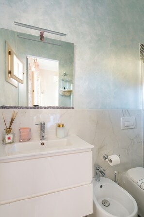 Doccia, asciugacapelli, bidet, asciugamani