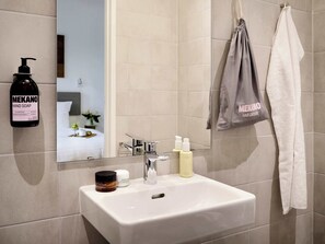 Regadera, amenidades de baño ecológicas, secadora de cabello, toallas 