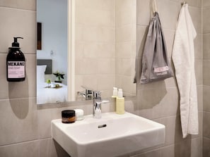 Dusche, umweltfreundliche Kosmetikartikel, Haartrockner, Handtücher