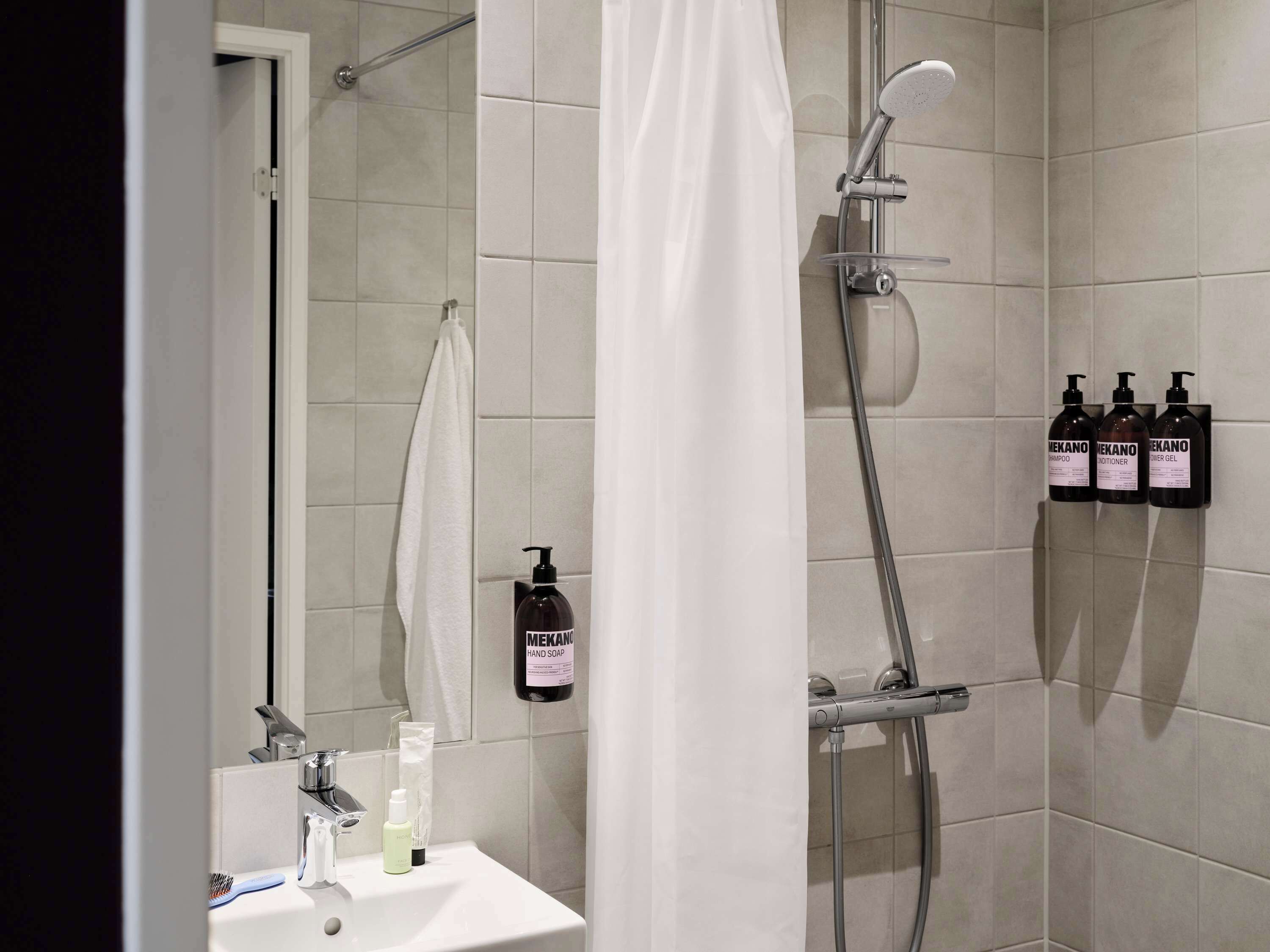 Regadera, secadora de cabello, toallas 