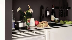 Wasserkocher mit Kaffee-/Teezubehör, Kühlschrank, Mikrowelle, Ofen
