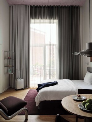 1 bedroom, iron/ironing board, travel cot, WiFi - Studio for 2 with High Ceilings (København)