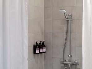 Shower, eco-friendly toiletries, hair dryer, towels - Studio for 2 with High Ceilings (København)