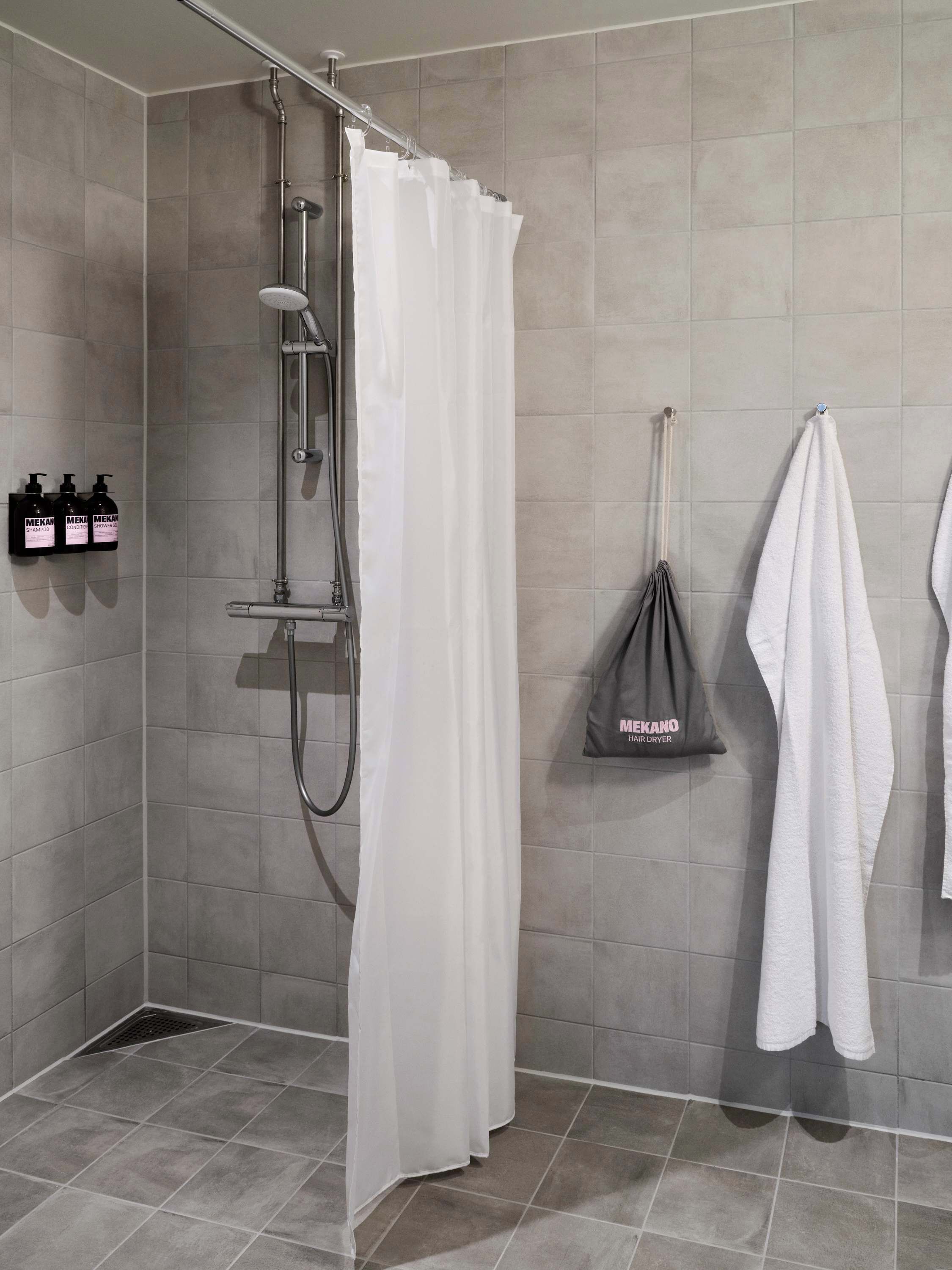 Douche, articles de toilette écologiques, sèche-cheveux