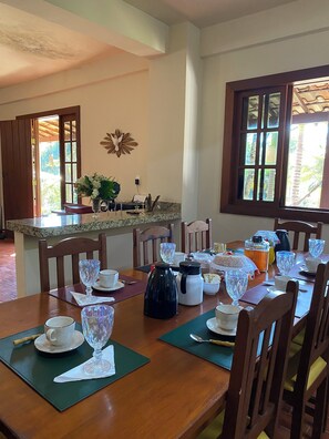 Se ofrece un desayuno continental (15 BRL por persona)
