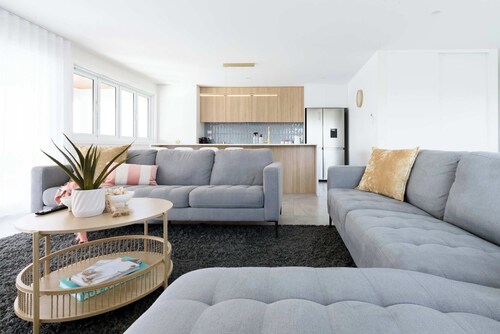 Spacious 4-Bed Coastal Retreat with Ocean Views