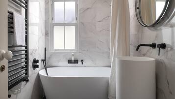 Dusch, hårtork, handdukar och tvål