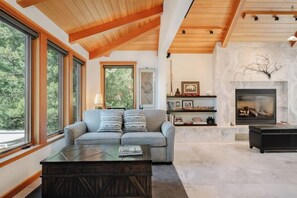 Smart TV, chimenea y oficina