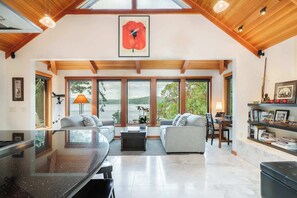 Smart TV, chimenea y oficina
