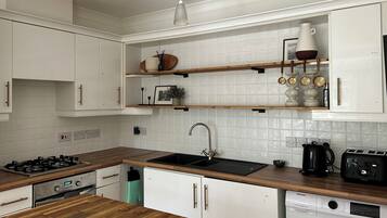 House | Private kitchen | Fridge, microwave, oven, stovetop