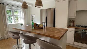 House | Private kitchen | Fridge, microwave, oven, stovetop