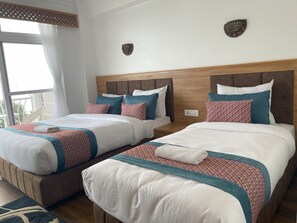 Deluxe szoba két külön ággyal, kilátással a hegyre | Prémium ágynemű, minibár, ingyenes wifi és ágynemű