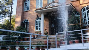 A building with a sign reading "MOUNTAIN VISTA RETREAT" and a water feature in front.