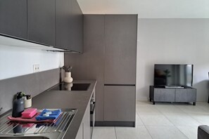 Een koelkast, een oven, een kookplaat, een vaatwasser