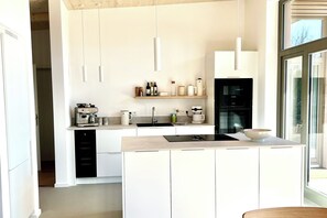 Kylskåp, mikrovågsugn, ugn och spishäll