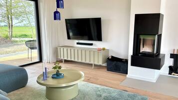 Fernseher, Kamin, Tischfußball, Tischtennisplatte