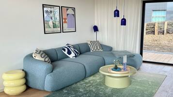 Fernseher, Kamin, Tischfußball, Tischtennisplatte