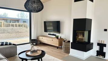 Fernseher, Kamin, Tischfußball, Tischtennisplatte