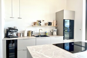 Refrigerador, microondas, horno, placa de cocina