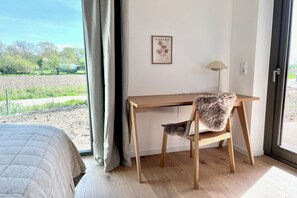 3 habitaciones, escritorio y tabla de planchar con plancha