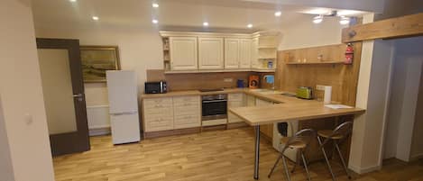 Fridge, dishwasher, coffee/tea maker, electric kettle