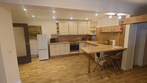 Kühlschrank, Geschirrspüler, Wasserkocher mit Kaffee-/Teezubehör