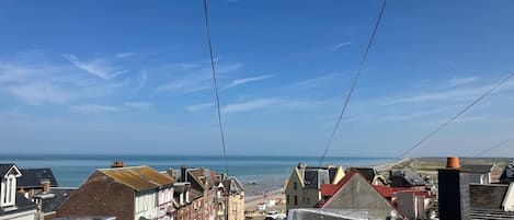 Eine Küstenstadt mit Häusern, die auf das Meer blicken, mit einer Mischung aus traditioneller und moderner Architektur.