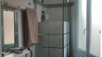 Serviettes fournies, papier toilette