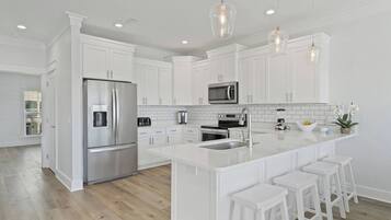 Comfort House, Pool Access, Lake View | Private kitchenette | Fridge, microwave, stovetop, coffee/tea maker