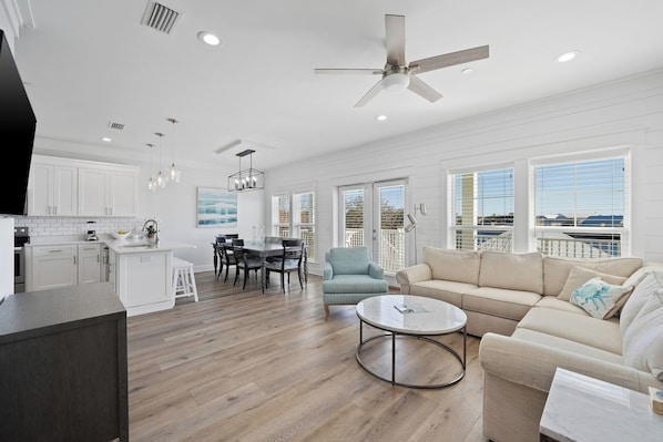 Comfort House, Pool Access, Lake View | Living room