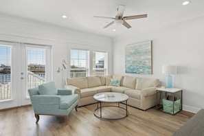 Comfort House, Pool Access, Lake View | Living room