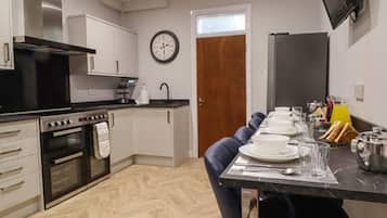 House | Private kitchen | Fridge, microwave, oven, stovetop