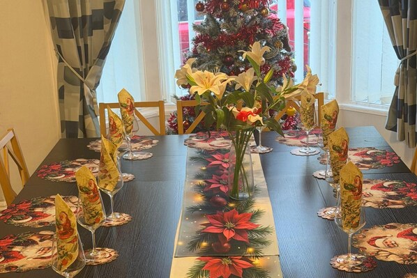 Dining - 7-bed Beachside Retreat - Sleeps 14 & Pet Friendly (Blackpool)