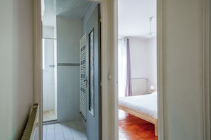 3 bedrooms, desk, iron/ironing board, travel crib