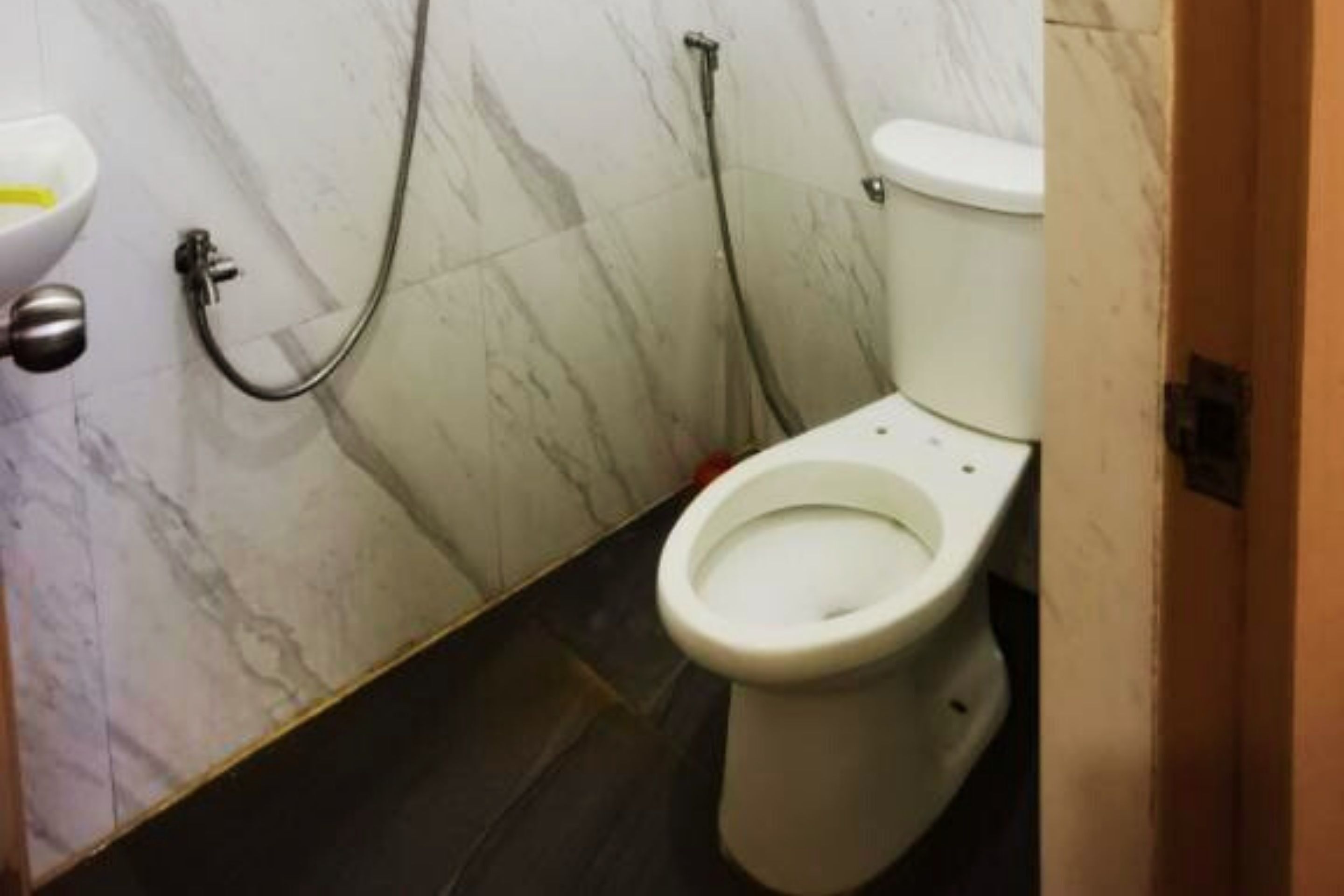 A bathroom with a toilet, a bidet, and a sink.