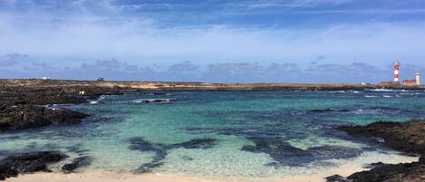 Chaises longues, serviettes de plage