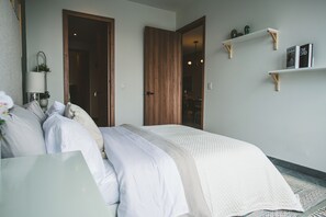 1 soverom, skrivebord, strykejern/-brett og reiseseng for barn