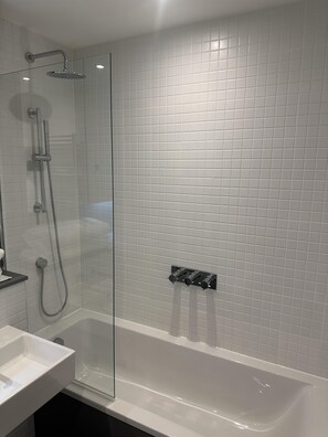 Apartamento | Banheiro | Chuveiro, secador de cabelo, toalhas de banho 