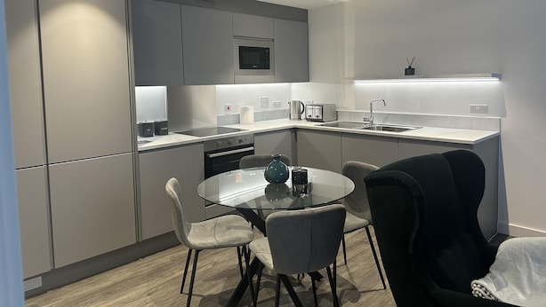 Apartment | Private kitchen - London Oasis - 1-bed Apartment Near River Thames (London)