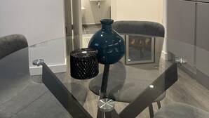 Apartment | Dining - London Oasis - 1-bed Apartment Near River Thames (London)