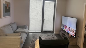 Apartment | Living area - London Oasis - 1-bed Apartment Near River Thames (London)