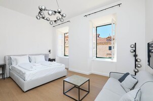 Apartamento superior, vista para a cidade | Espaço de trabalho para notebook, Wi-Fi de cortesia, roupa de cama