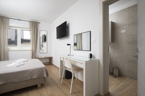 3 bedrooms, in-room safe, iron/ironing board, free WiFi