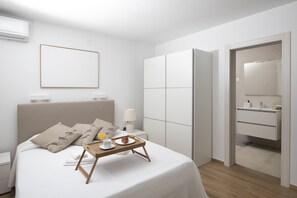 3 chambres, coffres-forts dans les chambres, fer et planche à repasser