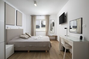 3 bedrooms, in-room safe, iron/ironing board, free WiFi