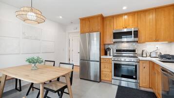 Geladeira, micro-ondas, fogão, cooktop