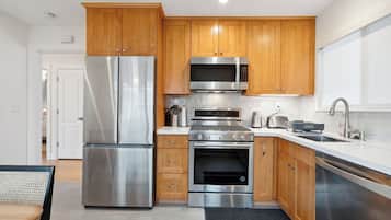 Geladeira, micro-ondas, fogão, cooktop